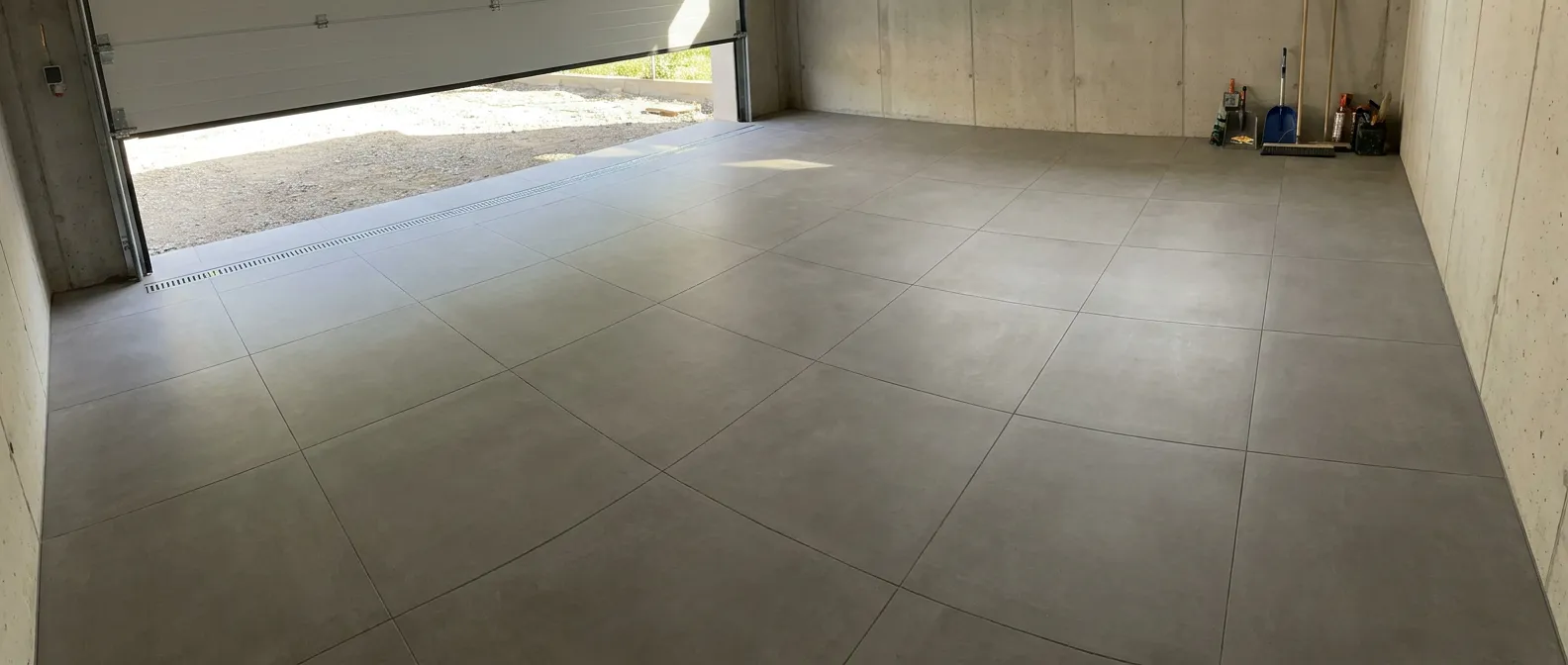 Sol de garage terminé avec son caniveau au seuil